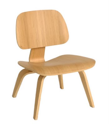 Beroemde Eames lounge chair van plywood. Deze hoort bij de plywood salontafel.